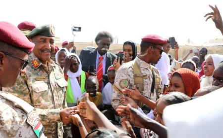 البرهان يتفقد النازحين بمدارس ( كوريا) ببورتسودان 