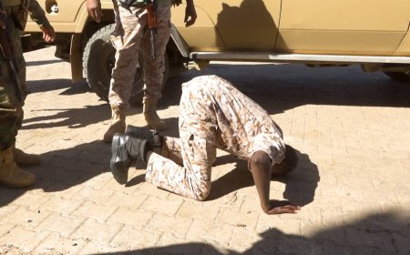 والي الخرطوم يسجد أمام بوابة القيادة العامة 