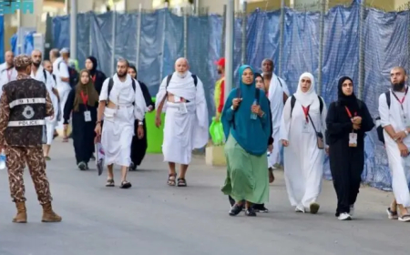 حُجِّاج بيت الله يتوافدون إلى مشعر منى لقضاء يوم التروية