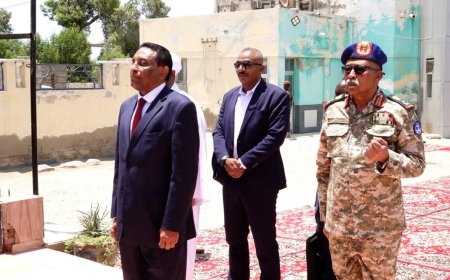 رئيس الوزراء يتفقد منطقة البحر الأحمر العسكرية