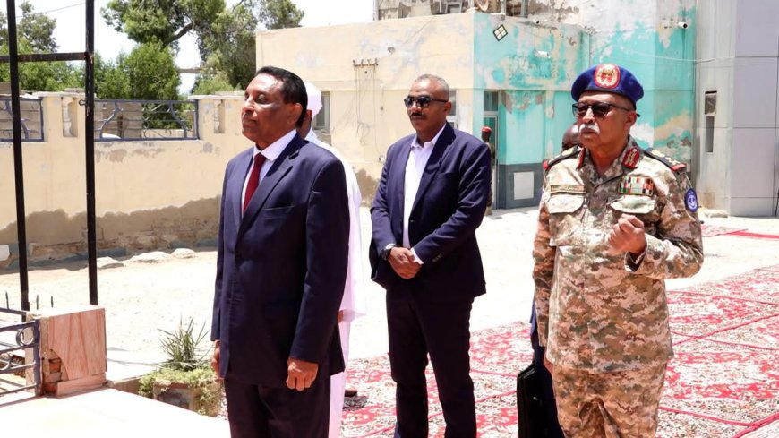 رئيس الوزراء يتفقد منطقة البحر الأحمر العسكرية
