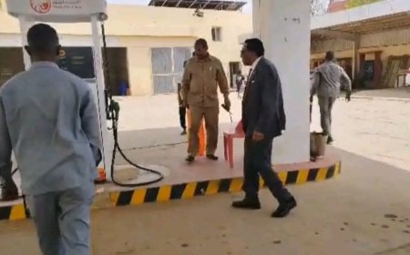 رئيس الوزراء يتفقد محطات الوقود بالخرطوم ويطمئن المواطنين